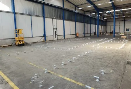 Nave de producción vacía marcada para el montaje