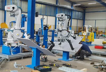 Montaje de robots industriales en las células de producción