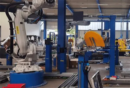 Robot industrial en una célula robotizada terminada